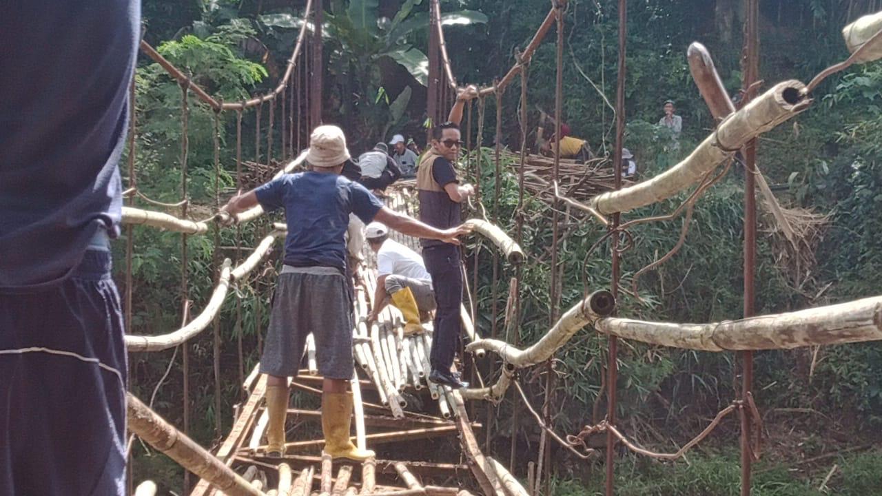 GOTONG ROYONG : Warga saat swadaya perbaiki jembatan Jantake yang menghubungkan Desa Sasagaran, Kecamatan Kebonpedes, dengan Desa Buniwangi, Kecamatan Gegerbitung, Kabupaten Sukabumi.(FOTO : UNTUK RADAR SUKABUMI)