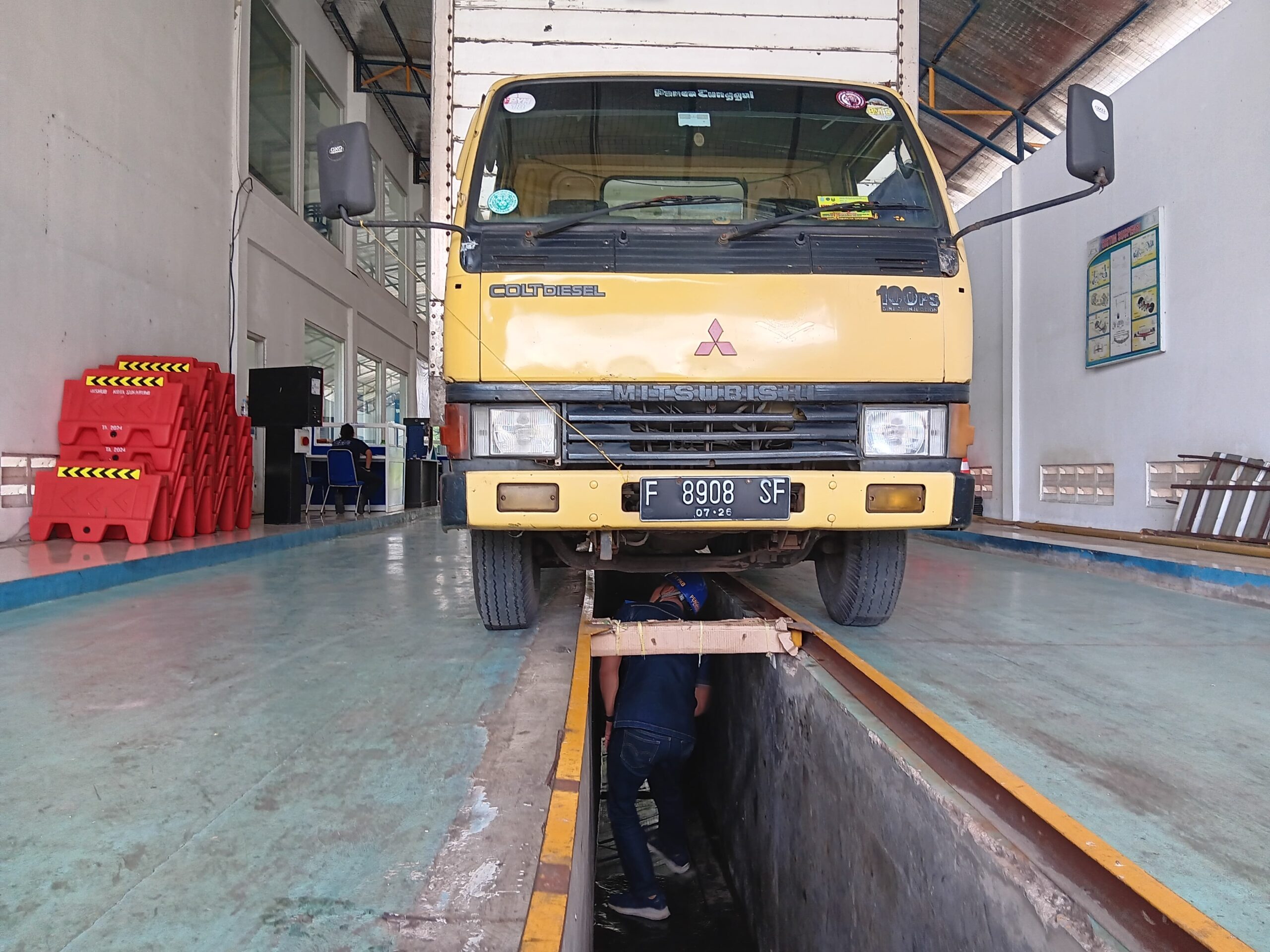 UJI KIR: Petugas UPTD PKB Dishub Kota Sukabumi saat melakukan uji KIR kendaraan, Rabu (19/2). (Foto: BAMBANG/RADARSUKABUMI)
