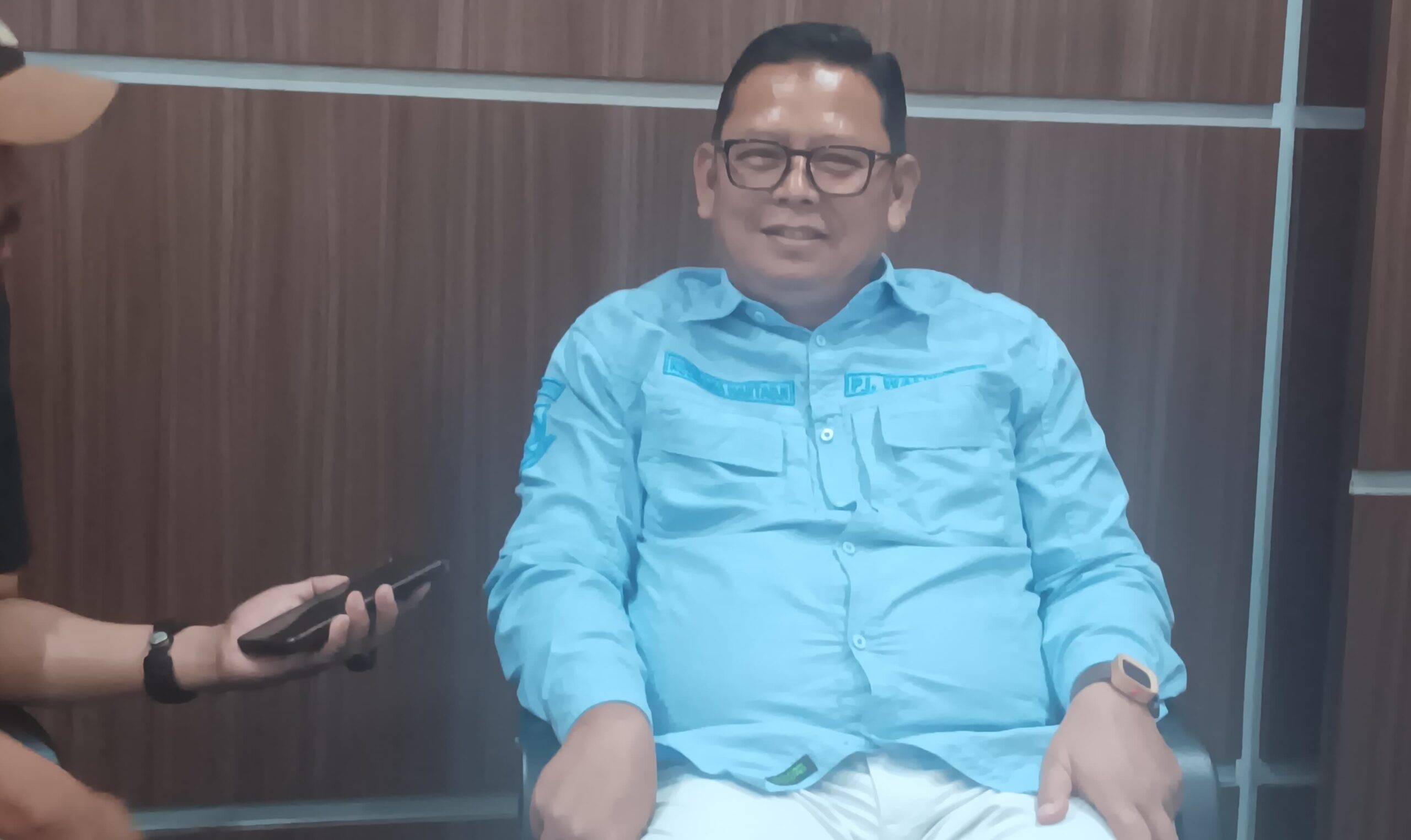 DIWAWANCARA: Pj Walikota Sukabumi Kusmana Hartadji saat diwawancara sejumlah media, belum lama ini. (Foto: BAMBANG/RADARSUKABUMI)
