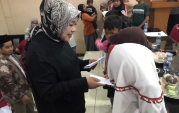 Anggota DPRD Jawa Barat dari Fraksi Gerindra, Lina Ruslinawati, ikut merayakan HUT ke-17 Partai Gerindra.