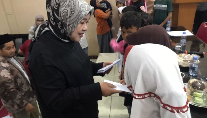 Peringati HUT ke-17, Kader Gerindra Lina Ruslinawati Memilih Santuni 17 Anak Yatim di Kebonpedes