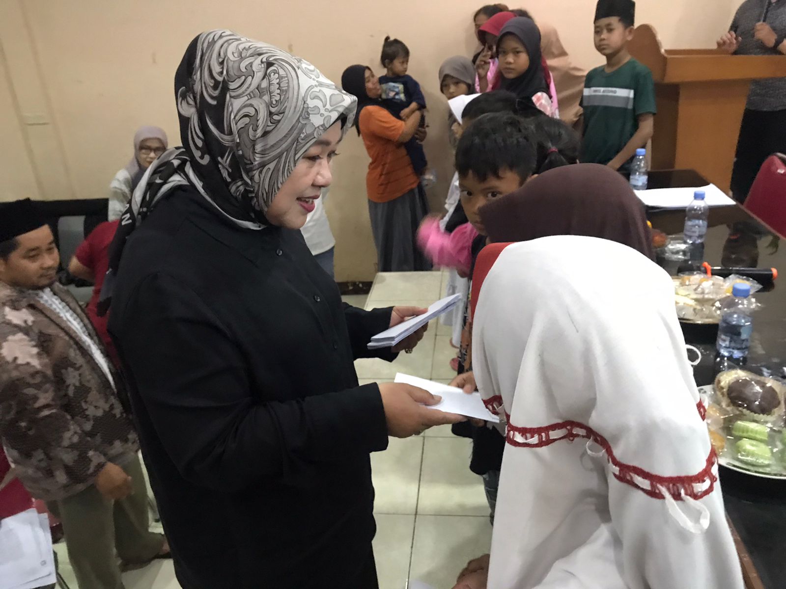 Anggota DPRD Jawa Barat dari Fraksi Gerindra, Lina Ruslinawati, ikut merayakan HUT ke-17 Partai Gerindra.