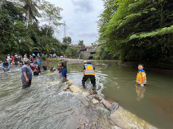 DPUTR Kota Sukabumi Gotong Royong Pasang Bronjong