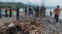 Dukung Revalidasi CPUGGp Sukabumi, Forkompimcam Cisolok Gelar Aksi Bersih Sampah di Pantai Cikembang