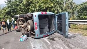 Penampakan Elf Terguling di Jalan Letter S Cikidang Sukabumi, Belasan jadi Korban 