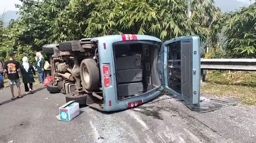 Tangkapan layar Elf terguling di ruas jalan provisi Cikidang Palabuhanratu, Kabupaten Sukabumi leter S.(FOTO : UNTUK/ RADARSUKABUMI)