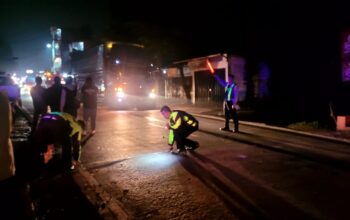 OLAH TKP : Petugas Polres Sukabumi Kota, saat olah TKP laka lantas di Jalan Raya Sukabumi-Cianjur, tepatnya di depan Kios Bakso Sedulur Simpang Jalan Kramat, Kampung Sukalarang, RT 05/RW 06, Desa Sukalarang, Kecamatan Sukalarang, Kabupaten Sukabumi.(FOTO : UNTUK RADAR SUKABUMI)