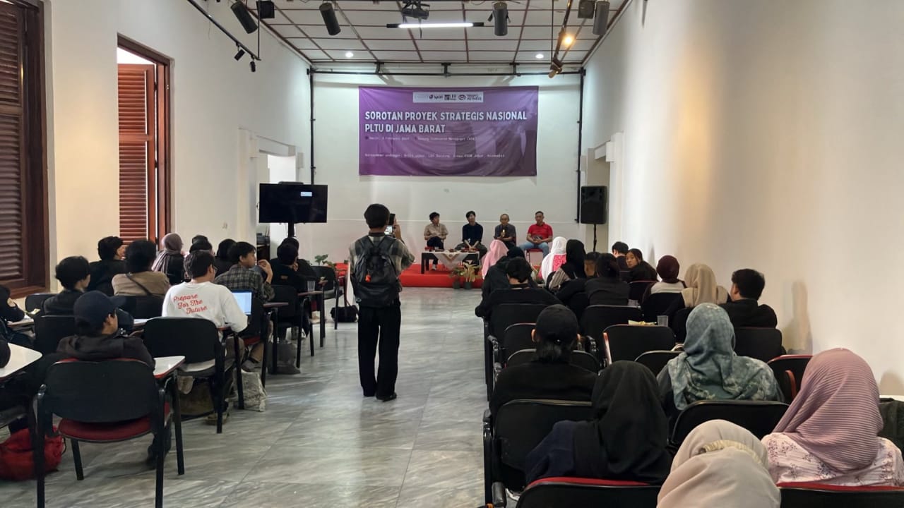 Aliansi Jurnalis Independen (AJI) bersama dengan Wahana Lingkungan Hidup (Walhi) dan Lembaga Bantuan Hukum (LBH) menggelar kampanye Proyek Strategis Nasional (PSN) di Gedung Indonesia Menggugat (GIM) di Jalan Perintis Kemerdekaan No. 5, Kota Bandung pada Senin, 3 Februari 2025.