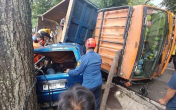 LAKALANTAS : Truk Terguling Timpa Kendaraan Lain Hingga Ringsek di Palabuhanratu Sukabumi.(FOTO : NANDI/ RADARSUKABUMI)