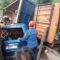 LAKALANTAS : Truk Terguling Timpa Kendaraan Lain Hingga Ringsek di Palabuhanratu Sukabumi.(FOTO : NANDI/ RADARSUKABUMI)