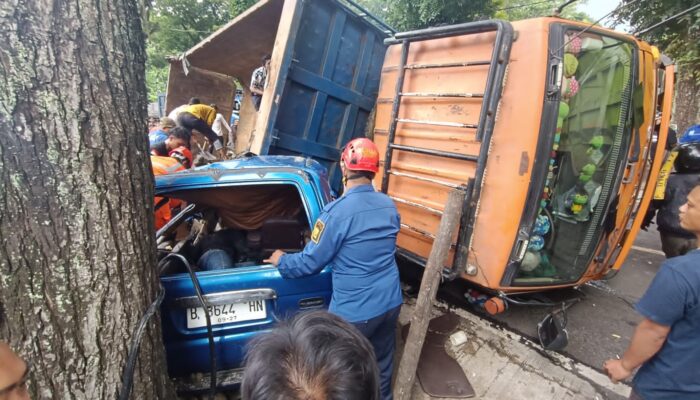 Detik-detik Truk Terguling Timpa Mobil di Palabuhanratu, 4 Orang Meninggal 
