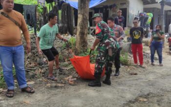 Tim gabungan bersama warga saat evakuasi mayat Mr. X di Pantai Minajaya, Desa Pasiripis Kecamatan Surade.(FOTO : ISTIMEWA)