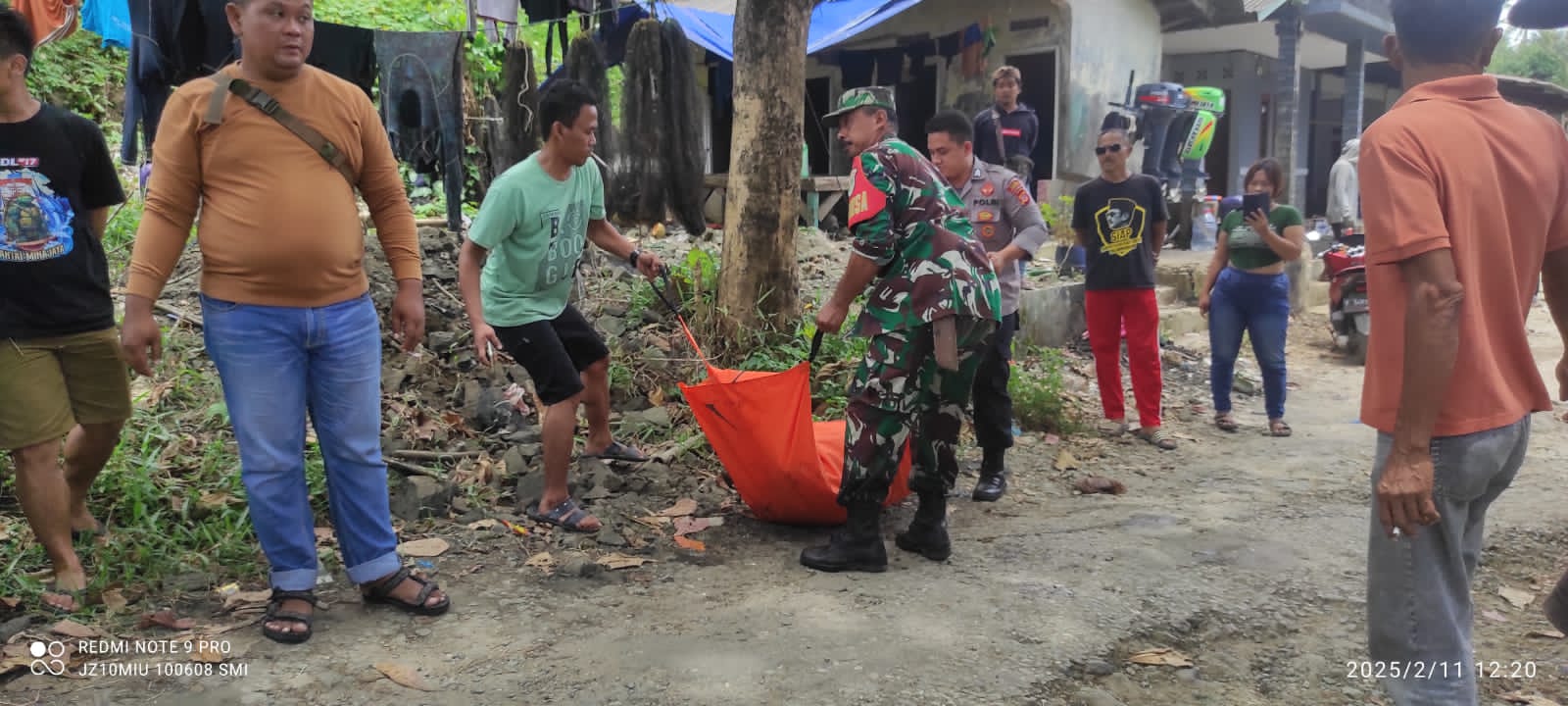 Tim gabungan bersama warga saat evakuasi mayat Mr. X di Pantai Minajaya, Desa Pasiripis Kecamatan Surade.(FOTO : ISTIMEWA)
