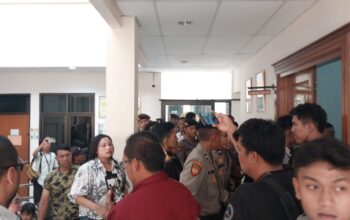 MENGAMUK: Suasana saat keluarga korban mengamuk di PN Cibadak pada Senin (10/2/2025) kemarin.(FOTO : NANDI/ RADARSUKABUMI)