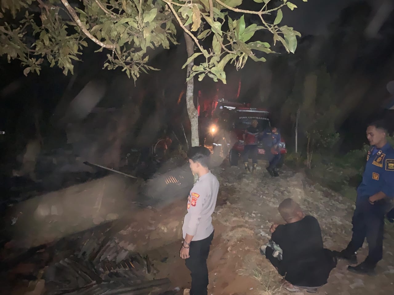 Kondisi rumah warga di kampung Batununggul RT 02, RW 01, Desa Karangmekar Kecamatan Cimanggu Kabupaten Sukabumi ludes terbakar.(FOTO : UNTUK/ RADARSUKABUMI)