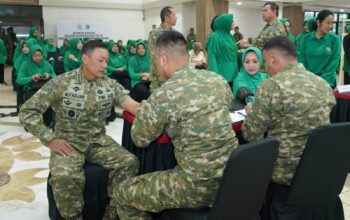 Panglima Kostrad (Pangkostrad) Letjen TNI Mohammad Fadjar, MPICT didampingi Ketua Persit Kartika Chandra Kirana Gabungan Kostrad, Ibu Ira Fadjar mengikuti kegiatan donor darah dalam rangka menyambut HUT Ke-64 Kostrad yang dilaksanakan di Ruang Mandala, Markas Kostrad, Gambir, Jakarta Pusat. Rabu (12/2/2025).
