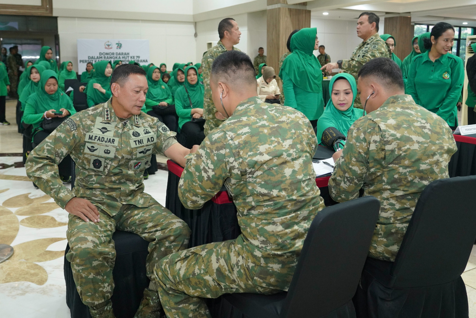 Panglima Kostrad (Pangkostrad) Letjen TNI Mohammad Fadjar, MPICT didampingi Ketua Persit Kartika Chandra Kirana Gabungan Kostrad, Ibu Ira Fadjar mengikuti kegiatan donor darah dalam rangka menyambut HUT Ke-64 Kostrad yang dilaksanakan di Ruang Mandala, Markas Kostrad, Gambir, Jakarta Pusat. Rabu (12/2/2025).