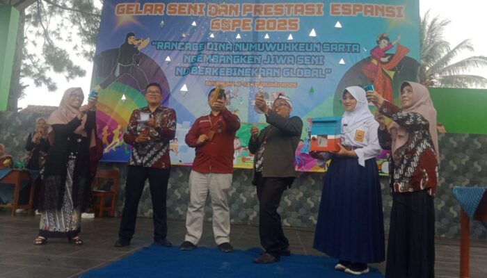 Hidupkan Lagi Budaya Surat! SMPN 8 Kota Sukabumi Luncurkan Program Korespondensi Perpustakaan