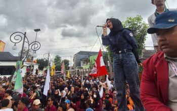 ORASI: Ketua Umum PB Himasi, Yuyu Yusinta saat melakukan orasi, belum lama ini. 