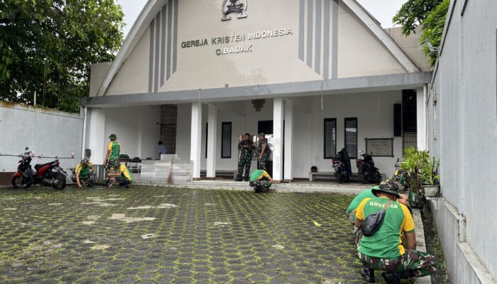 Peringati HUT Kostrad ke-64, Prajurit Yon Armed 13, Bersihkan Fasilitas Ibadah
