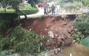PENINJAUAN: Lurah Subangjaya Jumyati saat melakukan peninjauan tanah longsor di RT1/5 Kelurahan Subangjaya, Kecamatan Cikole, Rabu (19/2). (Foto : ist)