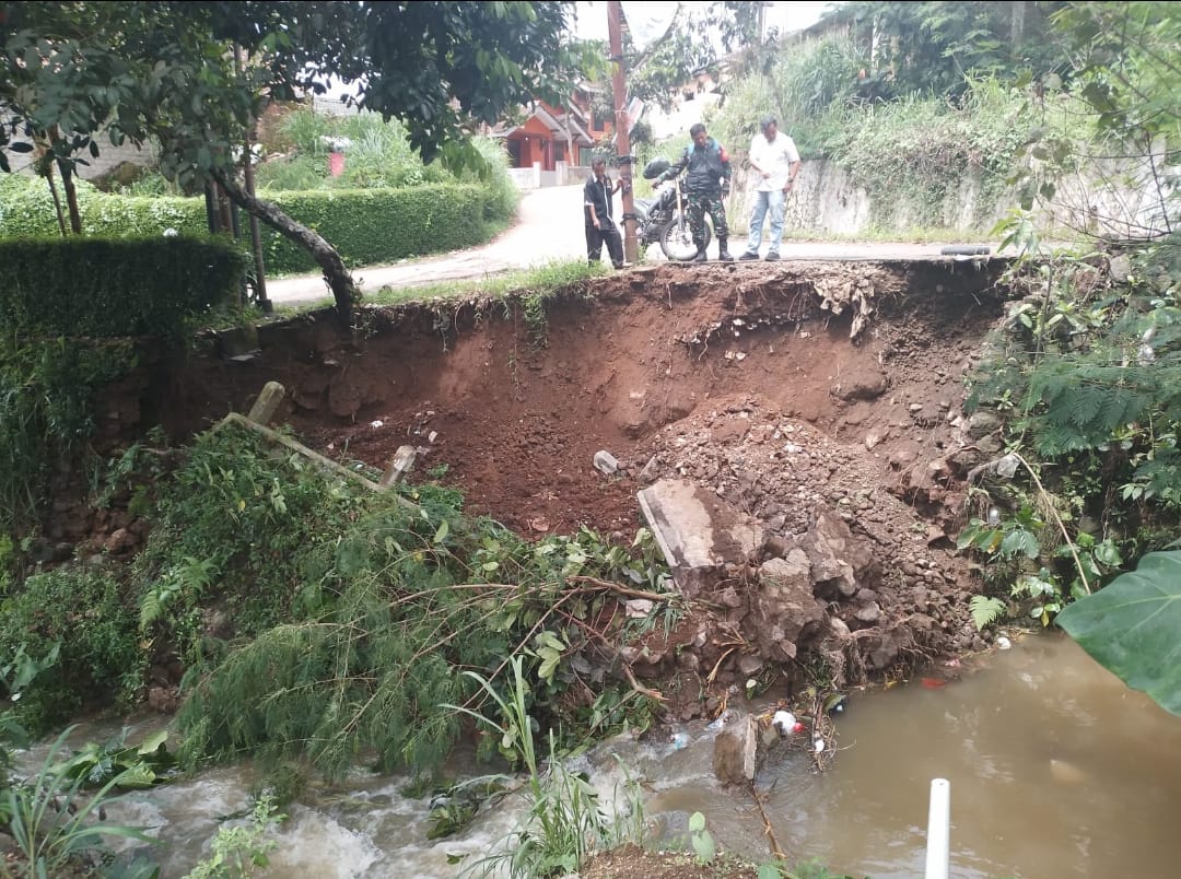PENINJAUAN: Lurah Subangjaya Jumyati saat melakukan peninjauan tanah longsor di RT1/5 Kelurahan Subangjaya, Kecamatan Cikole, Rabu (19/2). (Foto : ist)