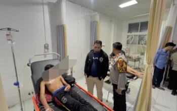 DITINJAU : Petugas Polsek Sukabumi, Resor Sukabumi Kota, meninjau salah satu pelajar yang terlibat duel gladiator saat tengah terkapar di RSUD R Syamsudin SH Kota Sukabumi.(FOTO : UNTUK RADAR SUKABUMI)