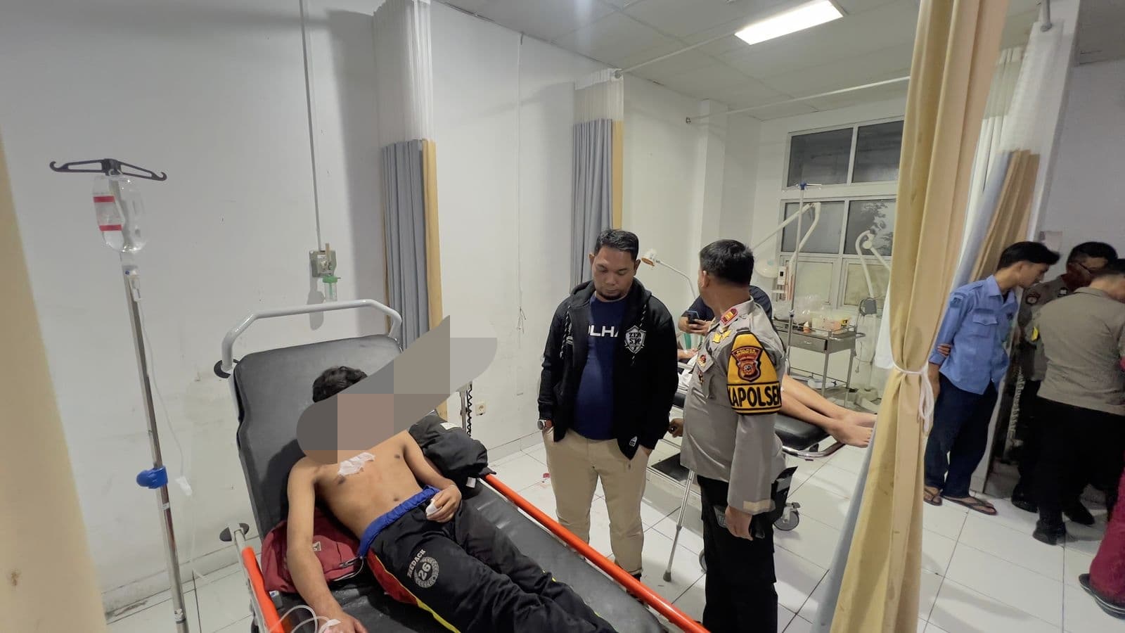 DITINJAU : Petugas Polsek Sukabumi, Resor Sukabumi Kota, meninjau salah satu pelajar yang terlibat duel gladiator saat tengah terkapar di RSUD R Syamsudin SH Kota Sukabumi.(FOTO : UNTUK RADAR SUKABUMI)