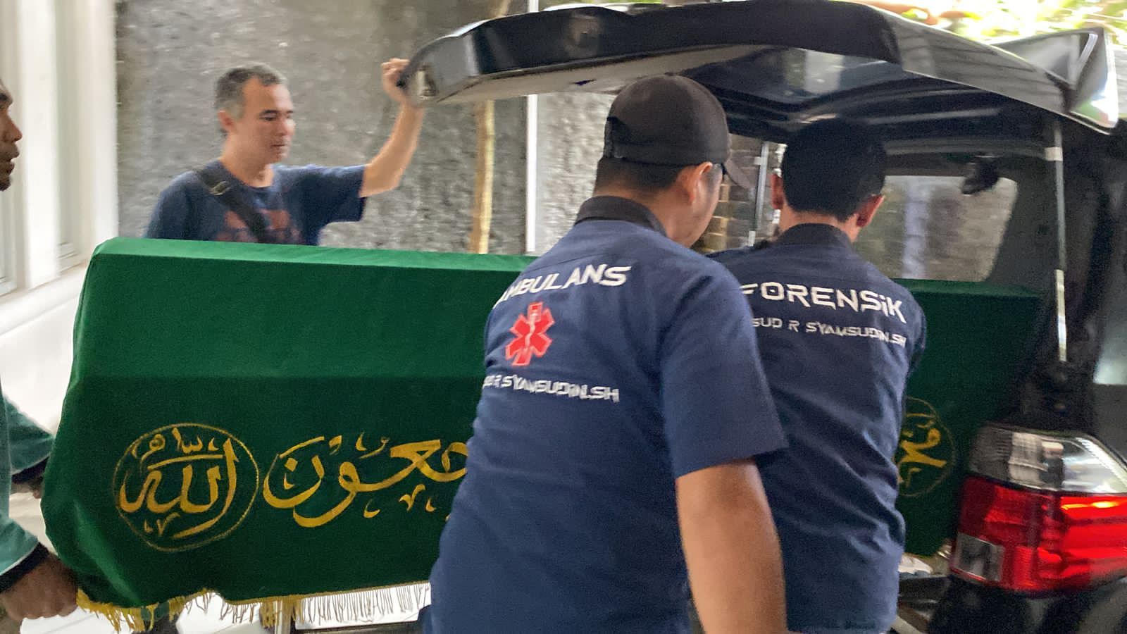 DIEVAKUASI : Keluarga korban saat mengevakuasi jasad P usai dibacok adiknya di RSUD R Syamsudin SH Kota Sukabumi.(FOTO : UNTUK RADAR SUKABUMI)