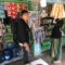 EDUKASI : Kades Cibolang, Arif Agung Gumelar, saat memberikan edukasi kepada pemilik warung untuk tidak menjual lotre kepada anak-anak. (FOTO : UNTUK RADAR SUKABUMI)