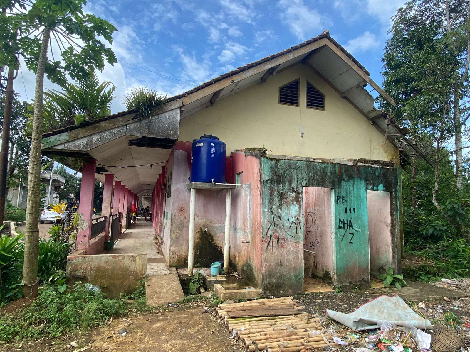 BUTUH BANTUAN : Kondisi bangunan SDN Cibolang, Kecamatan Gunungguruh, Kabupaten Sukabumi, rusak berat.(FOTO : UNTUK RADAR SUKABUMI)