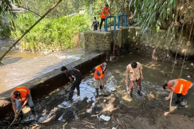 PEMELIHARAAN: Sejumlah personel DPUTR Kota Sukabumi saat melakukan pemeliharaan irigasi Sungai Cisuda, Kecamatan Citamiang, belum lama ini. (Foto: ist)