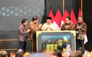 Layanan Bank Emas diresmikan oleh Presiden Republik Indonesia Prabowo Subianto (tengah) didampingi Direktur Utama BSI Hery Gunardi (kiri), Menteri Koordinator Bidang Perekonomian Airlangga Hartanto (dua dari kiri), Menteri BUMN Erick Thohir (empat dari kiri) dan Direktur Utama PT Pegadaian Damar Latri Setiawan (paling kanan).