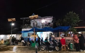 BERDUKA : Sejumlah warga saat bertakziah ke rumah Kader GMNI Sukabumi, RR (25) di Perum Mangkalaya, Desa Cibolang, Kecamatan Gunungguruh, Kabupaten Sukabumi pada Rabu (26/02) malam.(FOTO : UNTUK RADAR SUKABUMI)