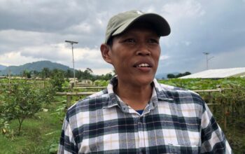 DIWAWANCARAI : Anggota Komisi IV DPRD Kabupaten Sukabumi, Uden Abdunn Natsir, saat diwawancarai Radar Sukabumi, perihal kondisi tiga banguan SDN Cibolang, nyaris ambruk.(FOTO : DENDI/ RADAR SUKABUMI)