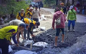 Jalan Rusak di Tanjakan Pasirpanjang, Sukabumi