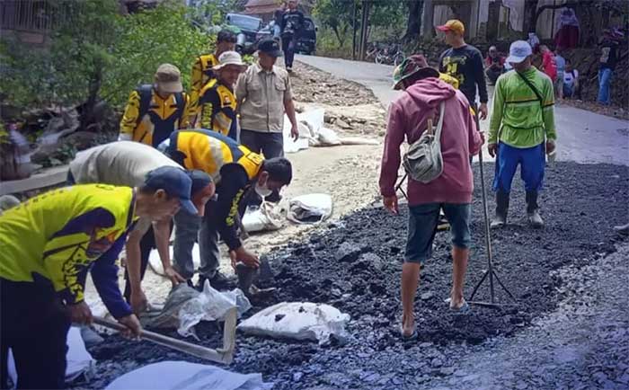 Jalan Rusak di Tanjakan Pasirpanjang, Sukabumi