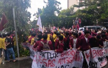 Mahasiswa Geruduk Gedung DPRD Kota Sukabumi