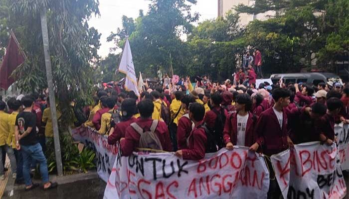 Mahasiswa Geruduk Gedung DPRD Kota Sukabumi, Tolak Efisiensi Anggaran