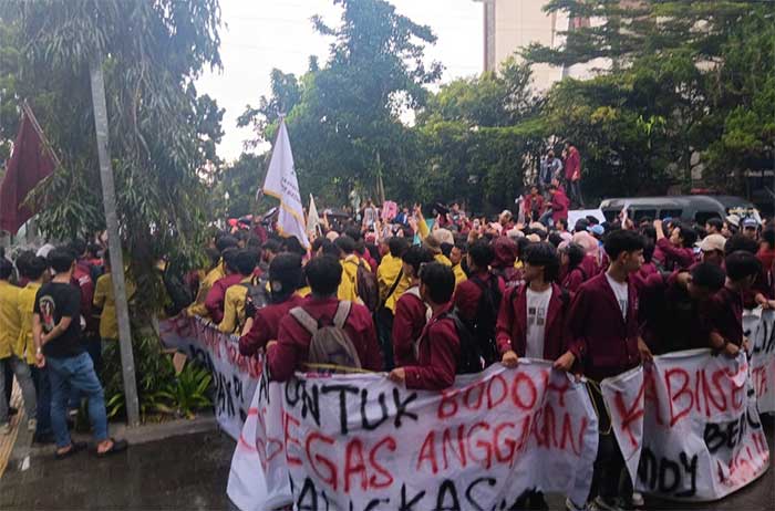 Mahasiswa Geruduk Gedung DPRD Kota Sukabumi