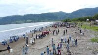 Ratusan Masyarakat Sukabumi Bersihkan Pantai Palangpang, DLH: Rangkaian Hari Peduli Sampah
