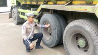 Pengendara Sepeda Motor di Cikembar Sukabumi Tewas Terlindas Tronton, Diduga Gagal Nyalip