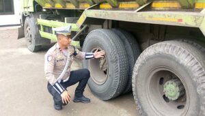 Pengendara Sepeda Motor di Cikembar Sukabumi Tewas Terlindas Tronton, Diduga Gagal Nyalip