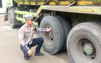 Pengendara Sepeda Motor Tewas Terlindas Tronton