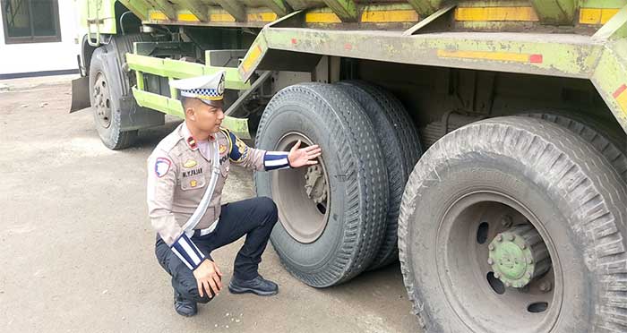 Pengendara Sepeda Motor Tewas Terlindas Tronton