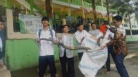 Siswa dan Guru SMK di Palabuhanratu Tangkap Ular Piton