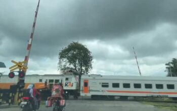 Warga Desa Benda, Kecamatan Cicurug, Kabupaten Sukabumi, menghadapi kondisi berbahaya di perlintasan kereta api yang tidak dilengkapi dengan palang pintu dan penjaga
