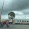 Warga Desa Benda, Kecamatan Cicurug, Kabupaten Sukabumi, menghadapi kondisi berbahaya di perlintasan kereta api yang tidak dilengkapi dengan palang pintu dan penjaga