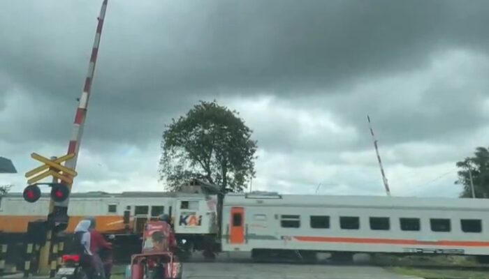 Potret Perlintasan Kereta Api Membahayakan di Desa Benda Tanpa Palang Pintu dan Penjaga
