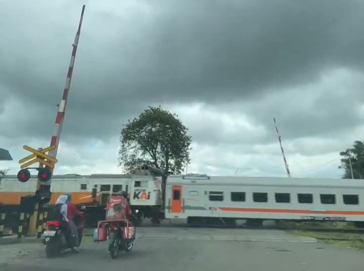 Warga Desa Benda, Kecamatan Cicurug, Kabupaten Sukabumi, menghadapi kondisi berbahaya di perlintasan kereta api yang tidak dilengkapi dengan palang pintu dan penjaga